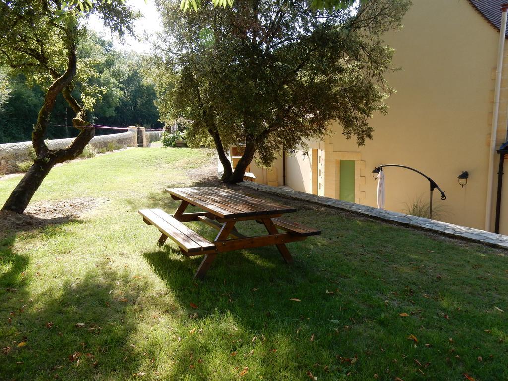 Bed and Breakfast Le Hibou Heureux Bézenac Exterior foto